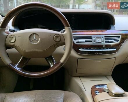 Черный Мерседес С Класс, объемом двигателя 5.5 л и пробегом 256 тыс. км за 10900 $, фото 16 на Automoto.ua