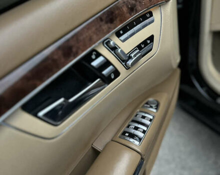 Черный Мерседес С Класс, объемом двигателя 5.5 л и пробегом 238 тыс. км за 10000 $, фото 1 на Automoto.ua