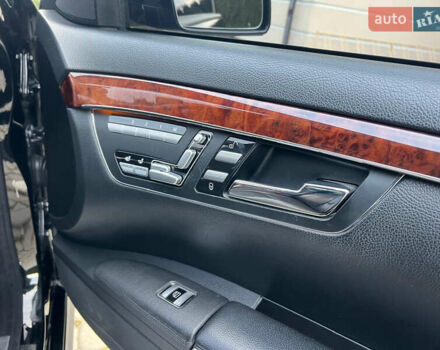 Черный Мерседес С Класс, объемом двигателя 5.46 л и пробегом 250 тыс. км за 15000 $, фото 47 на Automoto.ua