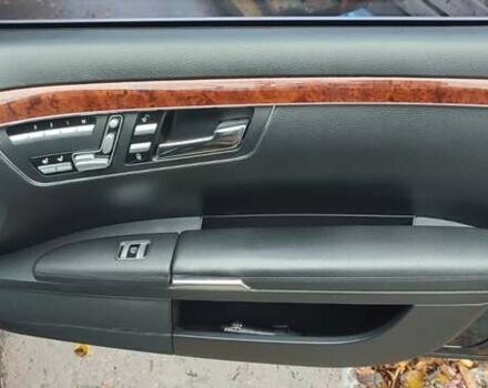 Чорний Мерседес С Клас, об'ємом двигуна 5.5 л та пробігом 198 тис. км за 12000 $, фото 22 на Automoto.ua