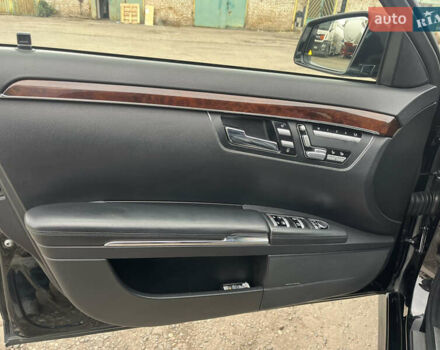 Черный Мерседес С Класс, объемом двигателя 5.46 л и пробегом 252 тыс. км за 18000 $, фото 6 на Automoto.ua