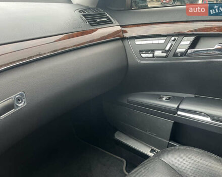 Чорний Мерседес С Клас, об'ємом двигуна 5.46 л та пробігом 252 тис. км за 18000 $, фото 16 на Automoto.ua