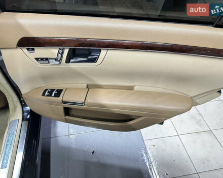 Черный Мерседес С Класс, объемом двигателя 5.5 л и пробегом 255 тыс. км за 12500 $, фото 28 на Automoto.ua