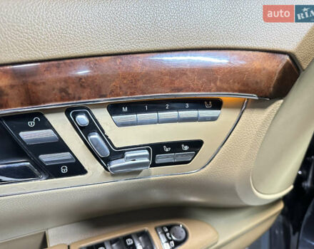 Черный Мерседес С Класс, объемом двигателя 5.5 л и пробегом 255 тыс. км за 12500 $, фото 23 на Automoto.ua