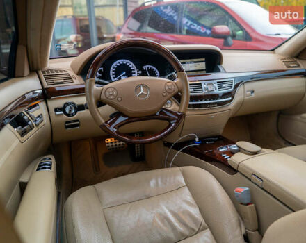 Чорний Мерседес С Клас, об'ємом двигуна 5.46 л та пробігом 288 тис. км за 18500 $, фото 18 на Automoto.ua