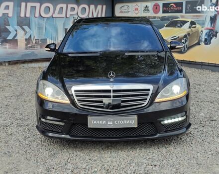 Черный Мерседес С Класс, объемом двигателя 5.5 л и пробегом 176 тыс. км за 15000 $, фото 1 на Automoto.ua