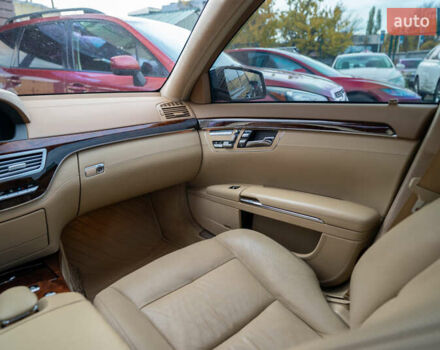 Чорний Мерседес С Клас, об'ємом двигуна 5.46 л та пробігом 288 тис. км за 18500 $, фото 21 на Automoto.ua