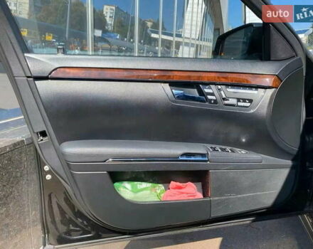 Черный Мерседес С Класс, объемом двигателя 5.5 л и пробегом 234 тыс. км за 15900 $, фото 16 на Automoto.ua