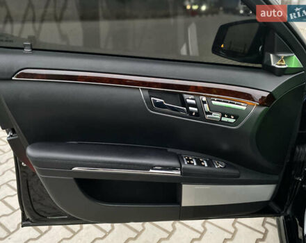 Черный Мерседес С Класс, объемом двигателя 5.5 л и пробегом 229 тыс. км за 16666 $, фото 16 на Automoto.ua