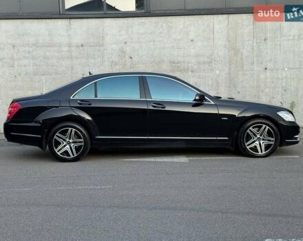 Черный Мерседес С Класс, объемом двигателя 4.66 л и пробегом 240 тыс. км за 13700 $, фото 3 на Automoto.ua
