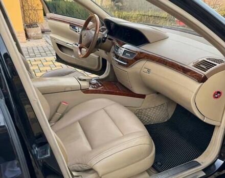 Черный Мерседес С Класс, объемом двигателя 4.6 л и пробегом 560 тыс. км за 15000 $, фото 6 на Automoto.ua