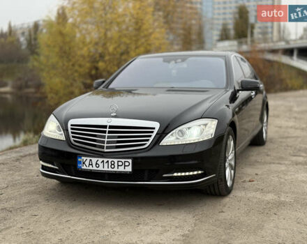 Черный Мерседес С Класс, объемом двигателя 4.66 л и пробегом 158 тыс. км за 12500 $, фото 1 на Automoto.ua