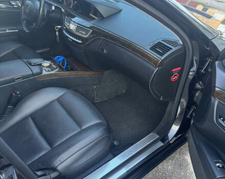 Черный Мерседес С Класс, объемом двигателя 3 л и пробегом 275 тыс. км за 22000 $, фото 1 на Automoto.ua