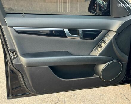 Черный Мерседес С Класс, объемом двигателя 2.2 л и пробегом 240 тыс. км за 10000 $, фото 11 на Automoto.ua