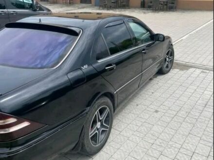 Черный Мерседес С Класс, объемом двигателя 5.5 л и пробегом 250 тыс. км за 2800 $, фото 1 на Automoto.ua