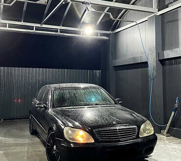 Черный Мерседес С Класс, объемом двигателя 4.97 л и пробегом 350 тыс. км за 3500 $, фото 1 на Automoto.ua