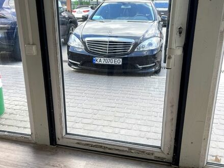 Черный Мерседес С Класс, объемом двигателя 5.5 л и пробегом 298 тыс. км за 11999 $, фото 1 на Automoto.ua