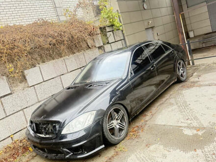 Черный Мерседес С Класс, объемом двигателя 3.5 л и пробегом 300 тыс. км за 8300 $, фото 1 на Automoto.ua