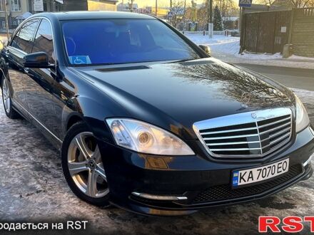 Черный Мерседес С Класс, объемом двигателя 5.5 л и пробегом 298 тыс. км за 11000 $, фото 1 на Automoto.ua
