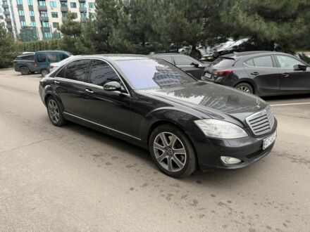 Чорний Мерседес С Клас, об'ємом двигуна 5.5 л та пробігом 300 тис. км за 6850 $, фото 1 на Automoto.ua