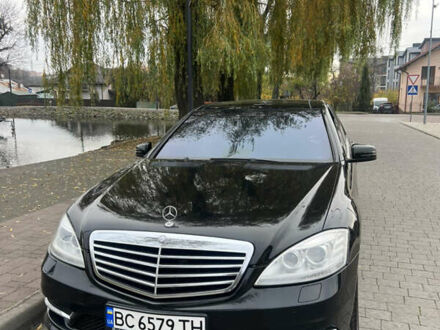 Черный Мерседес С Класс, объемом двигателя 5.51 л и пробегом 189 тыс. км за 12000 $, фото 1 на Automoto.ua