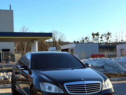 Черный Мерседес С Класс, объемом двигателя 5.5 л и пробегом 320 тыс. км за 13950 $, фото 1 на Automoto.ua
