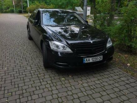 Черный Мерседес С Класс, объемом двигателя 5.46 л и пробегом 322 тыс. км за 15000 $, фото 1 на Automoto.ua