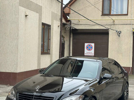 Черный Мерседес С Класс, объемом двигателя 3.5 л и пробегом 308 тыс. км за 9999 $, фото 1 на Automoto.ua