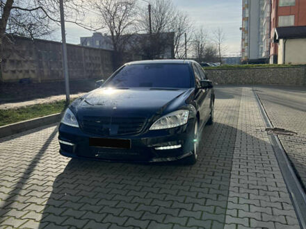 Черный Мерседес С Класс, объемом двигателя 5.5 л и пробегом 334 тыс. км за 14600 $, фото 1 на Automoto.ua