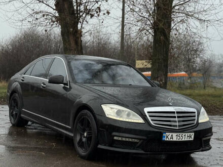 Черный Мерседес С Класс, объемом двигателя 5.5 л и пробегом 237 тыс. км за 9999 $, фото 1 на Automoto.ua