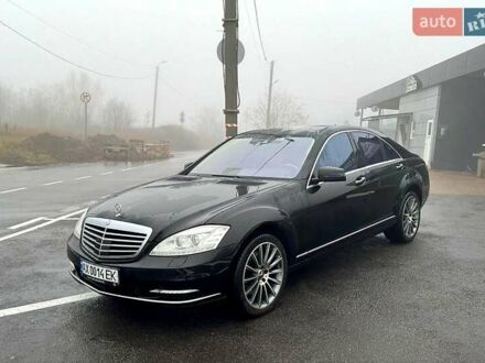 Черный Мерседес С Класс, объемом двигателя 5.5 л и пробегом 286 тыс. км за 15000 $, фото 1 на Automoto.ua