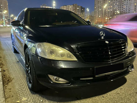 Черный Мерседес С Класс, объемом двигателя 5.5 л и пробегом 255 тыс. км за 12500 $, фото 1 на Automoto.ua
