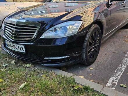Чорний Мерседес С Клас, об'ємом двигуна 5.5 л та пробігом 238 тис. км за 17500 $, фото 1 на Automoto.ua