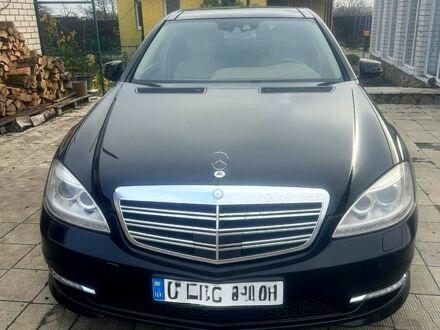 Черный Мерседес С Класс, объемом двигателя 4.7 л и пробегом 200 тыс. км за 9500 $, фото 1 на Automoto.ua