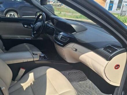 Черный Мерседес С Класс, объемом двигателя 5.46 л и пробегом 225 тыс. км за 16000 $, фото 1 на Automoto.ua