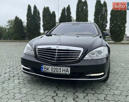 Черный Мерседес С Класс, объемом двигателя 3 л и пробегом 245 тыс. км за 19999 $, фото 1 на Automoto.ua
