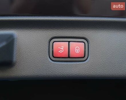 Красный Мерседес С Класс, объемом двигателя 4 л и пробегом 51 тыс. км за 99999 $, фото 97 на Automoto.ua