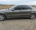 Серый Мерседес С Класс, объемом двигателя 3.2 л и пробегом 300 тыс. км за 2450 $, фото 1 на Automoto.ua