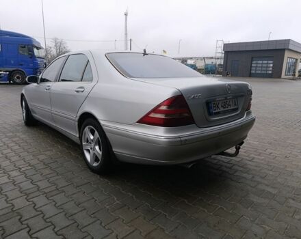 Сірий Мерседес С Клас, об'ємом двигуна 4 л та пробігом 360 тис. км за 4750 $, фото 1 на Automoto.ua