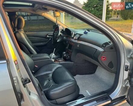 Серый Мерседес С Класс, объемом двигателя 4 л и пробегом 320 тыс. км за 6000 $, фото 13 на Automoto.ua