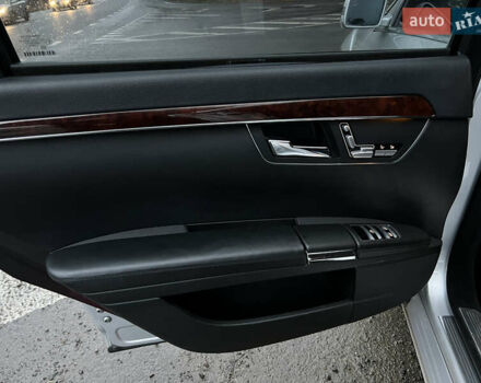 Серый Мерседес С Класс, объемом двигателя 3.5 л и пробегом 197 тыс. км за 9500 $, фото 24 на Automoto.ua