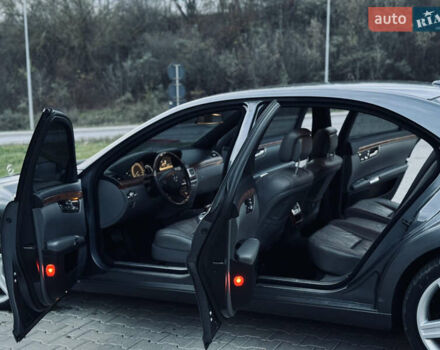 Серый Мерседес С Класс, объемом двигателя 5 л и пробегом 240 тыс. км за 8000 $, фото 8 на Automoto.ua