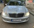 Сірий Мерседес С Клас, об'ємом двигуна 4 л та пробігом 221 тис. км за 8100 $, фото 2 на Automoto.ua