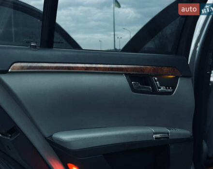 Серый Мерседес С Класс, объемом двигателя 5 л и пробегом 240 тыс. км за 8000 $, фото 14 на Automoto.ua