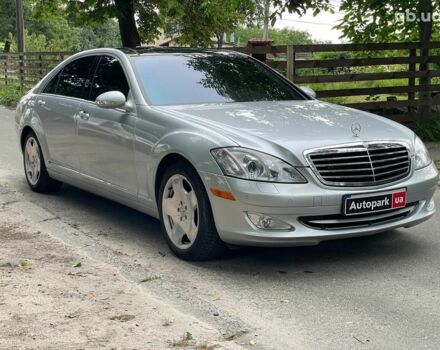 Серый Мерседес С Класс, объемом двигателя 5.5 л и пробегом 294 тыс. км за 12490 $, фото 2 на Automoto.ua