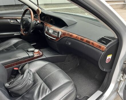 Сірий Мерседес С Клас, об'ємом двигуна 5.5 л та пробігом 238 тис. км за 9800 $, фото 7 на Automoto.ua