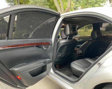 Серый Мерседес С Класс, объемом двигателя 5.5 л и пробегом 294 тыс. км за 12490 $, фото 24 на Automoto.ua