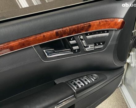 Серый Мерседес С Класс, объемом двигателя 5.5 л и пробегом 294 тыс. км за 12490 $, фото 12 на Automoto.ua