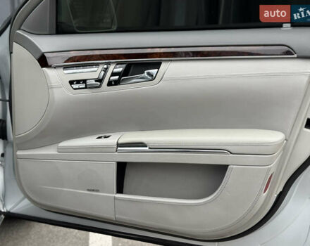 Сірий Мерседес С Клас, об'ємом двигуна 5.46 л та пробігом 218 тис. км за 13200 $, фото 16 на Automoto.ua