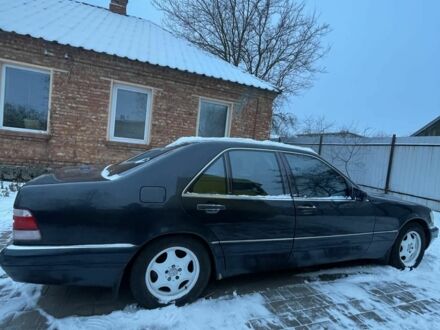 Сірий Мерседес С Клас, об'ємом двигуна 4 л та пробігом 300 тис. км за 5500 $, фото 1 на Automoto.ua